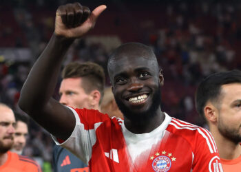 MU dẫn đầu cuộc đua giành trung vệ Upamecano