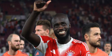 MU dẫn đầu cuộc đua giành trung vệ Upamecano