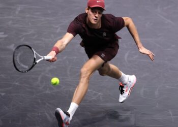 Sinner thăng hoa tại Paris Masters, tiếp tục nuôi hy vọng soán ngôi Alcaraz