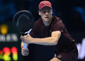 Sinner thắng trận mở màn ATP Finals, tiếp tục đua ngôi số một với Alcaraz