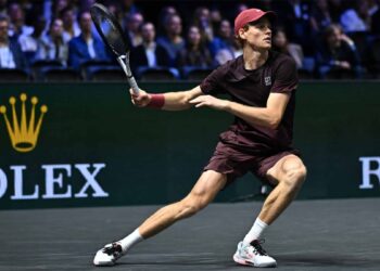 Sinner vào bán kết Paris Masters
