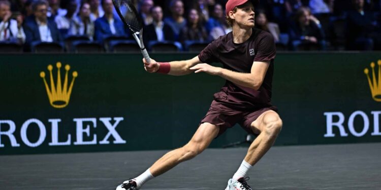 Sinner vào bán kết Paris Masters