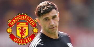 Thủ môn Emi Martinez bị giáng chức sau vụ sang MU đổ bể