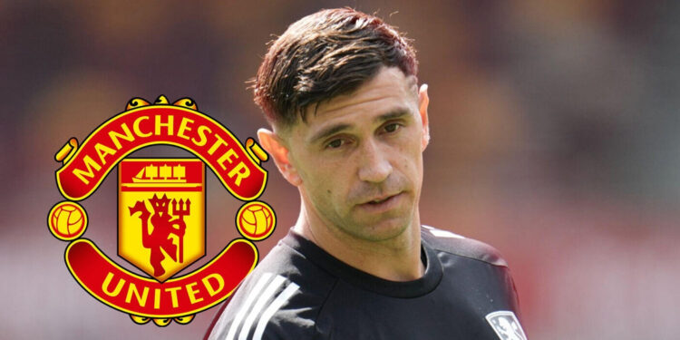 Thủ môn Emi Martinez bị giáng chức sau vụ sang MU đổ bể