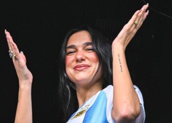 Dua Lipa gây sốt ở trận Siêu kinh điển Argentina