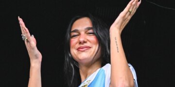 Dua Lipa gây sốt ở trận Siêu kinh điển Argentina