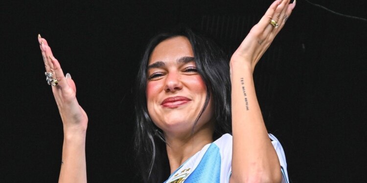 Dua Lipa gây sốt ở trận Siêu kinh điển Argentina