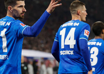 Ngược dòng ngoạn mục, Leverkusen chen chân vào Top 3 Bundesliga