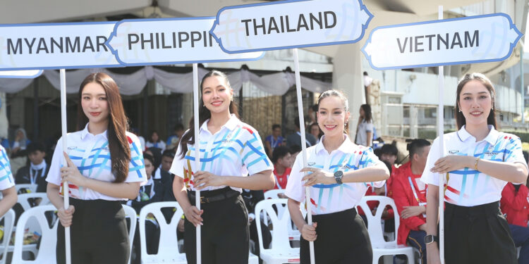 Ngắm vẻ đẹp của dàn mỹ nữ Thái Lan cầm biển các đoàn ở SEA Games